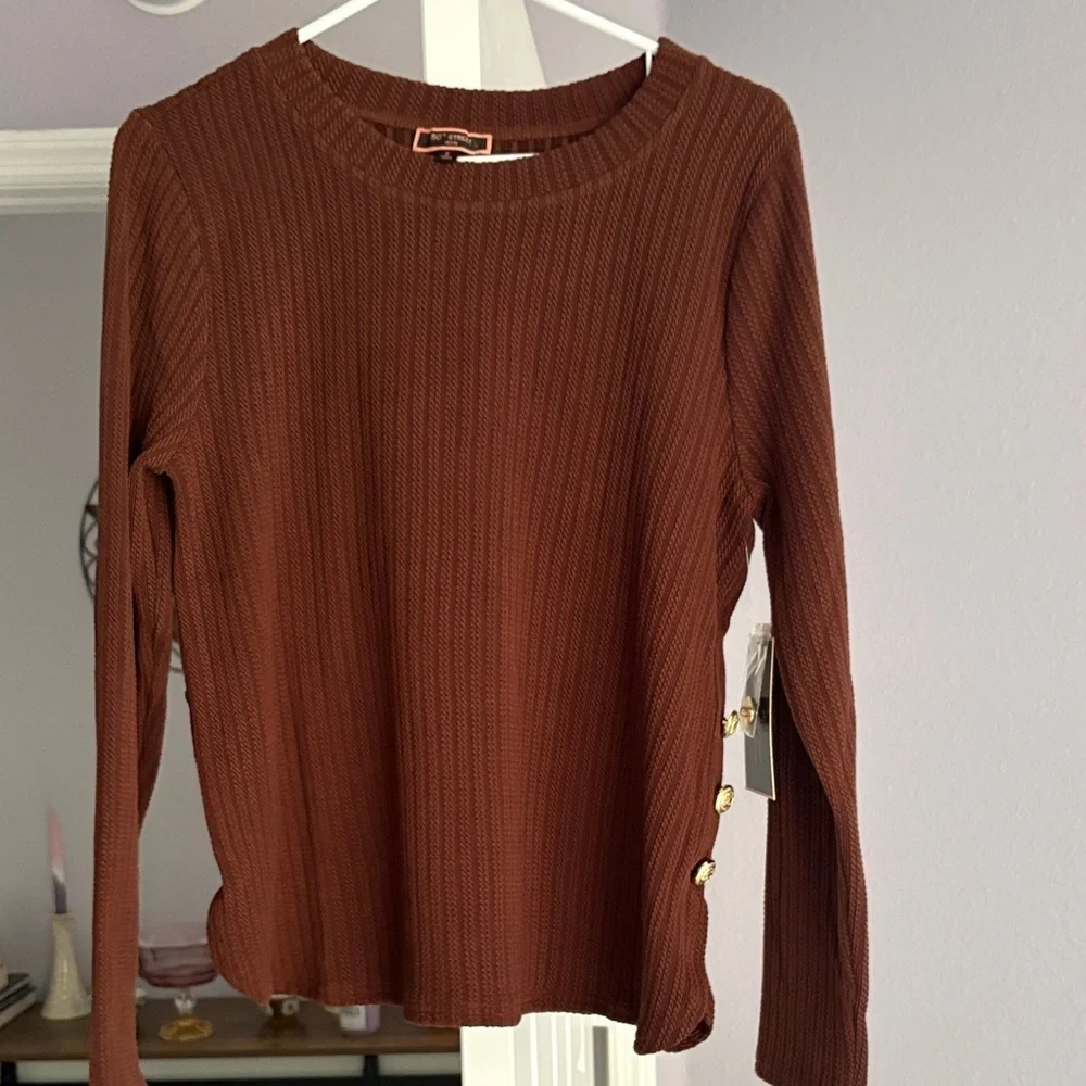 Elegant Brown Ribbed Crew Neck Sweater button detail - Picture 8 of 8